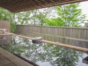 若葉が映り込む露天風呂
